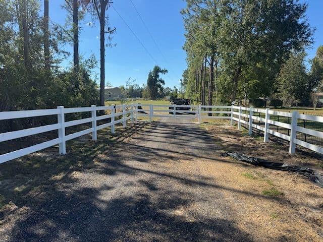 Gallery photos for Elevate Your Driveway with Poole Fencing's White Vinyl Fences: Image #2